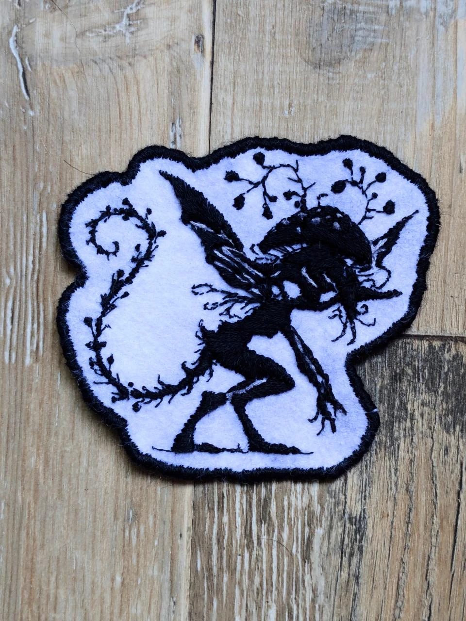Handgeborduurde donkere fantasie patch – photo 3
